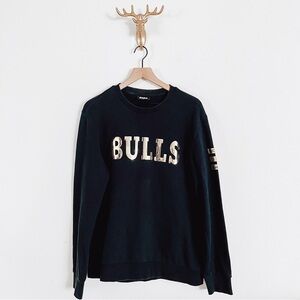 NBA Men's Black/Gold Chicago Bulls Sweater Size Large